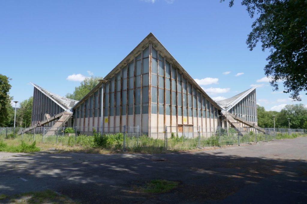 Die ehemalige Mehrzweckhalle "Hyparschale" aus Spannbeton von 1969.